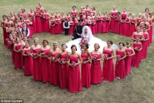 英女教師婚禮 80位學生伴娘場面盛大