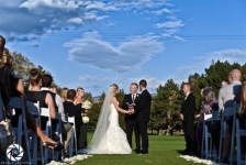這對新人念結婚誓詞時，天空出現千載難逢的奇景