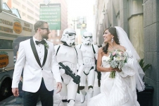 誰說結婚要正經八百？美國女孩為自己打造星際大戰婚禮